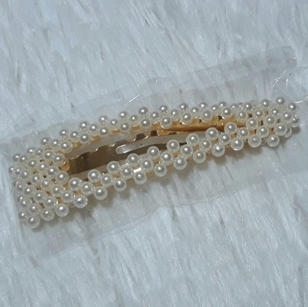 Oversized Pearl Hair Clip